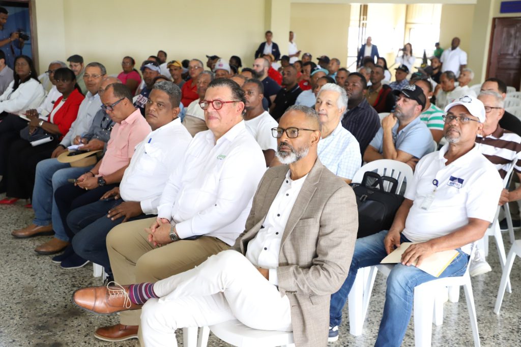 La Empresa de Generación Hidroeléctrica Dominicana (EGEHID) socializó con representantes y comunitarios de Baní el Proyecto Presa La Gina, con el objetivo de presentar sus alcances, beneficios e impacto en la región.