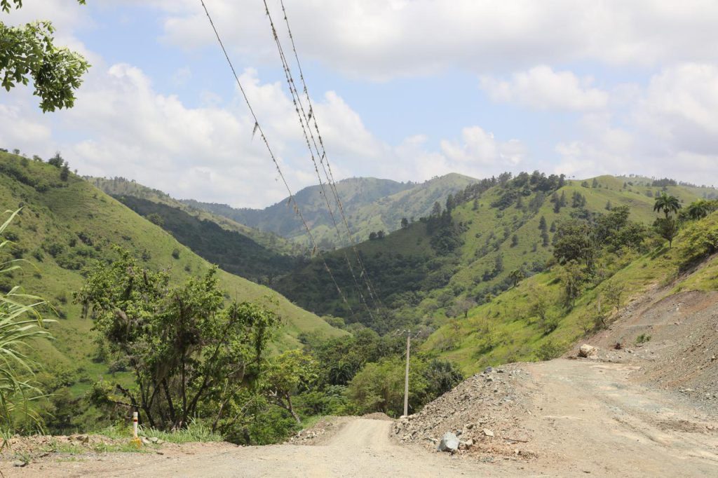 La Empresa de Generación Hidroeléctrica Dominicana (EGEHID) avanza en la construcción de la carretera Contraembalse Monción–Mao, una obra clave para fortalecer la conectividad en la región.