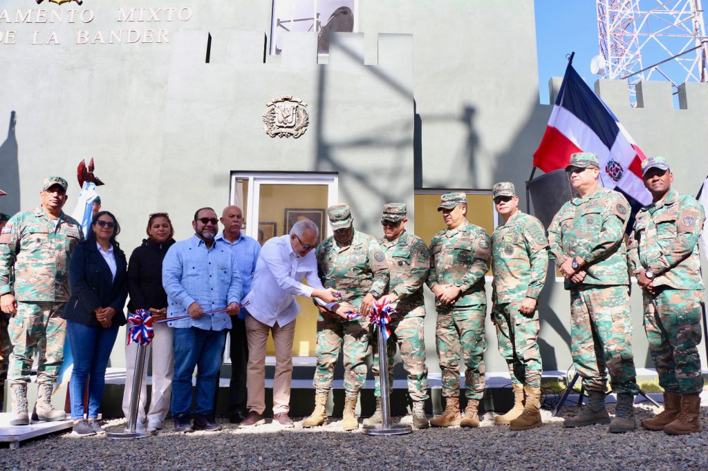 Autoridades inauguran el nuevo Cuartel Militar Alto Bandera construido por EGEHID en Constanza.