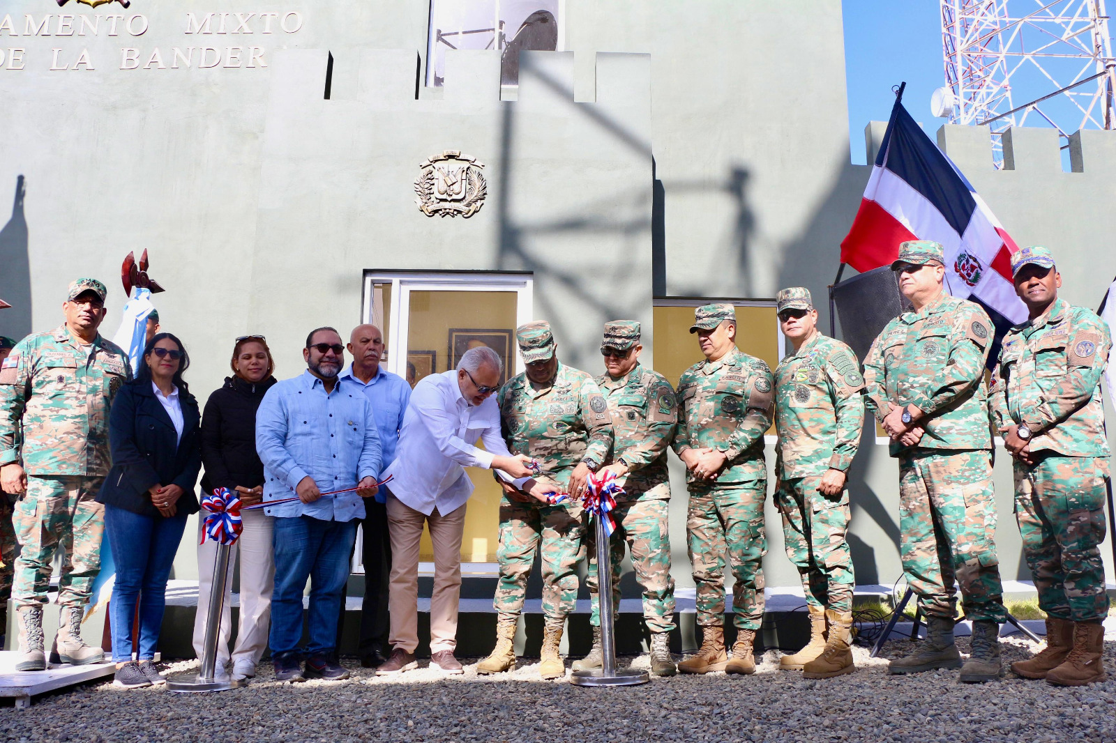 Autoridades inauguran el nuevo Cuartel Militar Alto Bandera construido por EGEHID en Constanza.