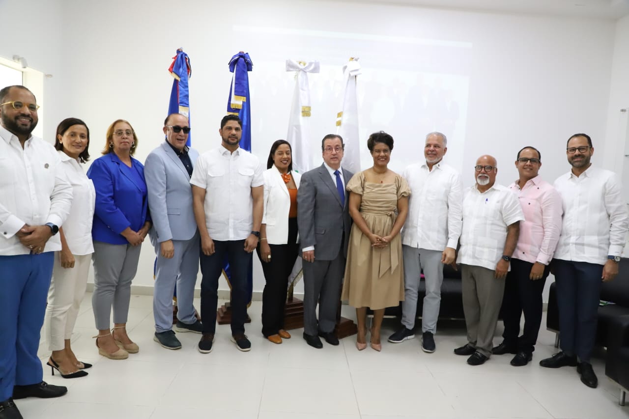 Encuentro entre autoridades y el Director General de EGEHID para tratar temas institucionales.