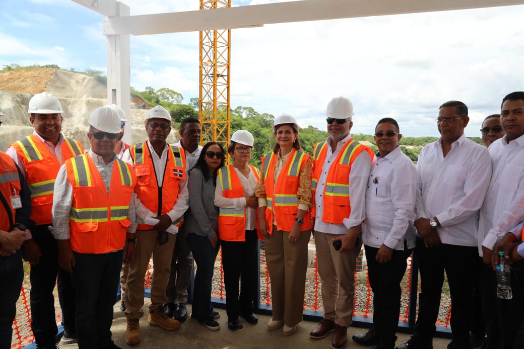 Vicepresidenta Raquel Peña supervisa construcción presa Boca de los Ríos