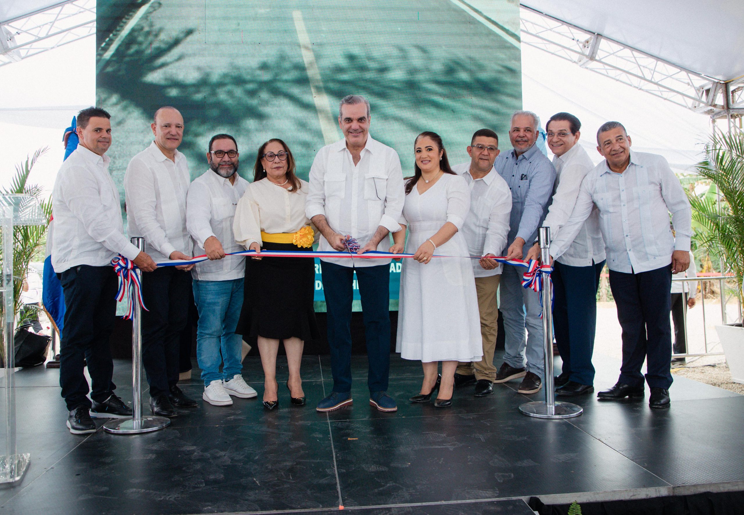 Presidente Abinader inaugura una decena de calles en Guayabal de Santiago