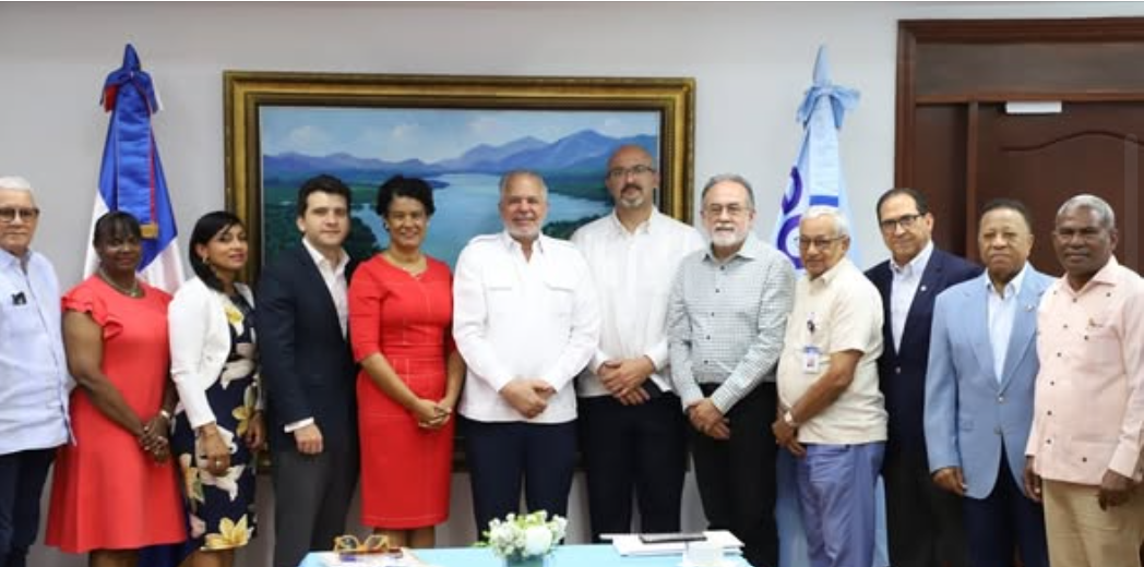 Representantes de EGEHID y delegación del Reino Unido durante el cierre de una jornada de trabajo para la elaboración del Máster Plan Energético.