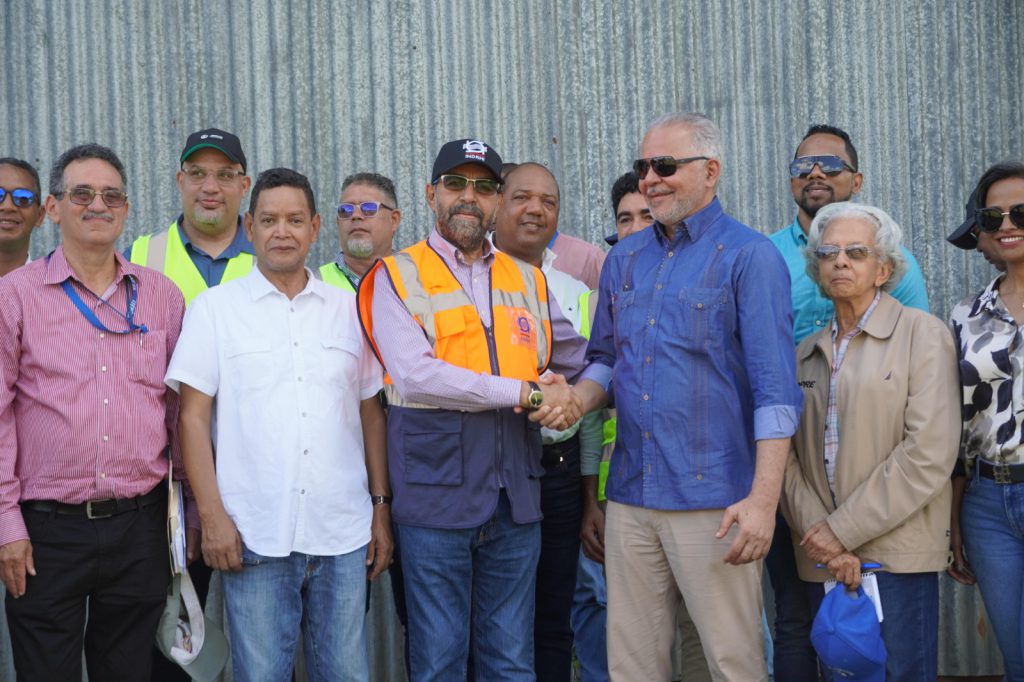 Ingeniero Salazar en evento de inauguración.
