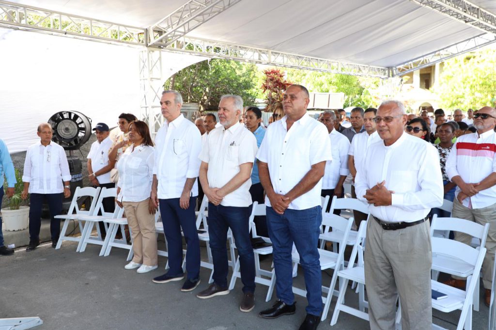 El ingeniero Salazar, junto al presidente Luis Abinader y demás miembros de la empresa, en el acto de inauguración de la primera etapa del asfaltado en el municipio de Juan de Herrera.