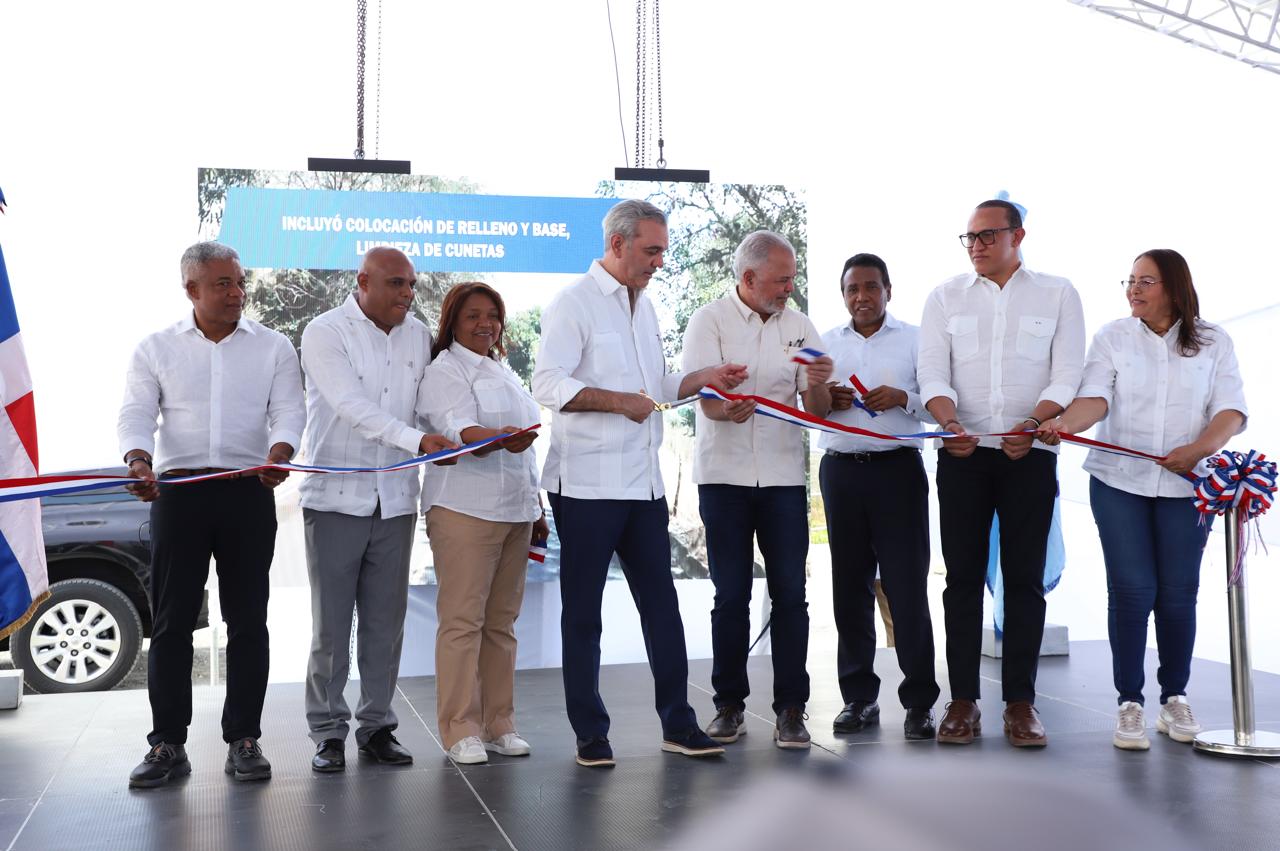 Presidente Abinader inaugura primera etapa asfaltado municipio de Juan de Herrera