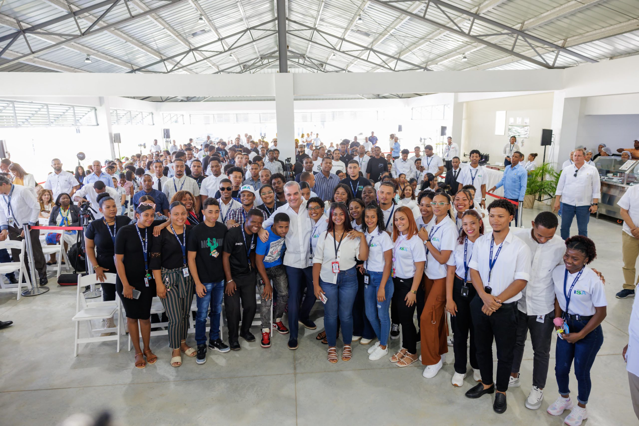 Presidente Luis Abinader conversa con estudiantes de la Universidad ISA recinto sur