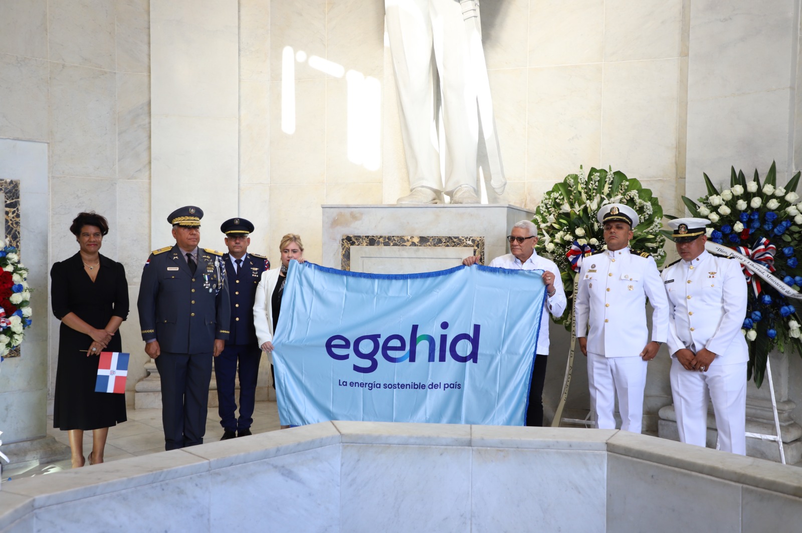 EGEHID deposita ofrenda floral en el Altar de la Patria