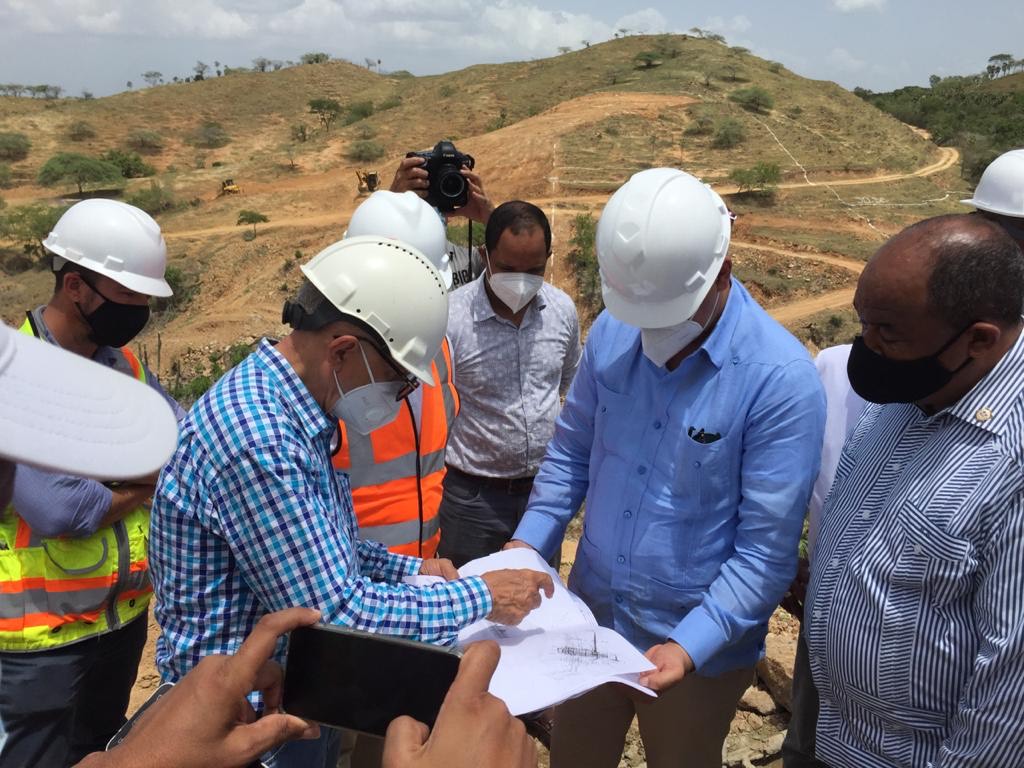 Administrador de EGEHID supervisa construcción presa de Guayubín, que irrigará 5,000 hectáreas