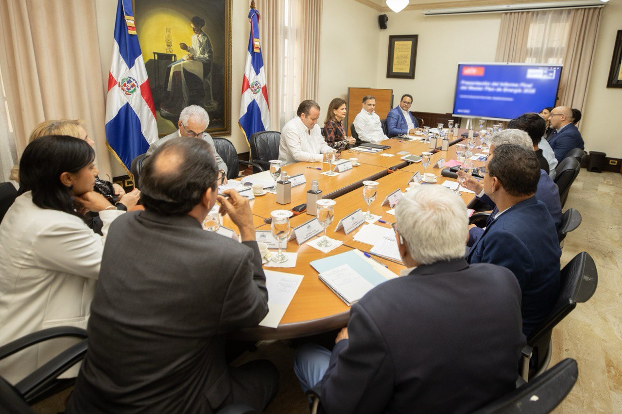 Vicepresidenta Raquel Peña recibe explicación sobre máster plan energético de EGEHID