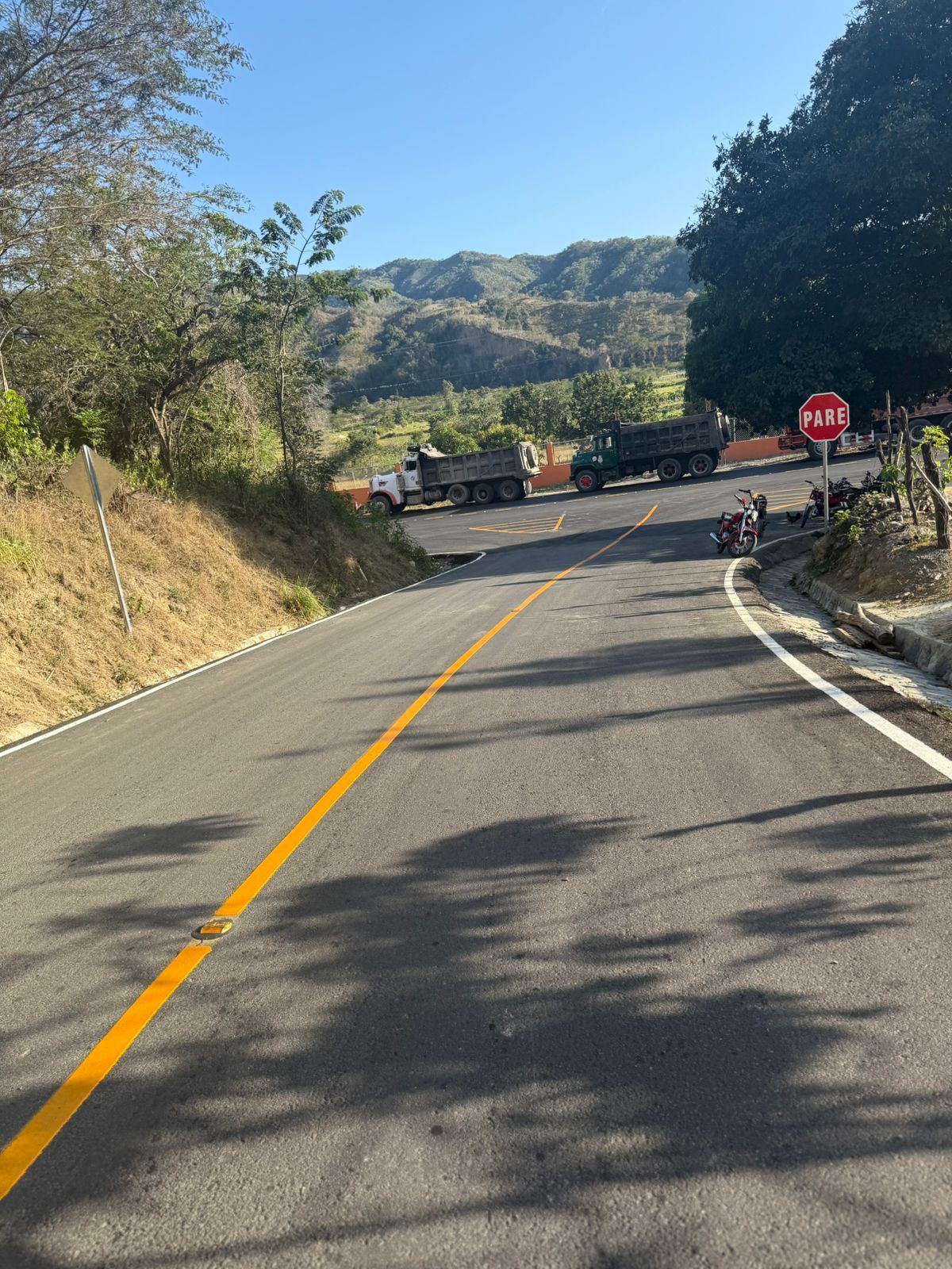 Carretera de acceso a la presa de Palomino