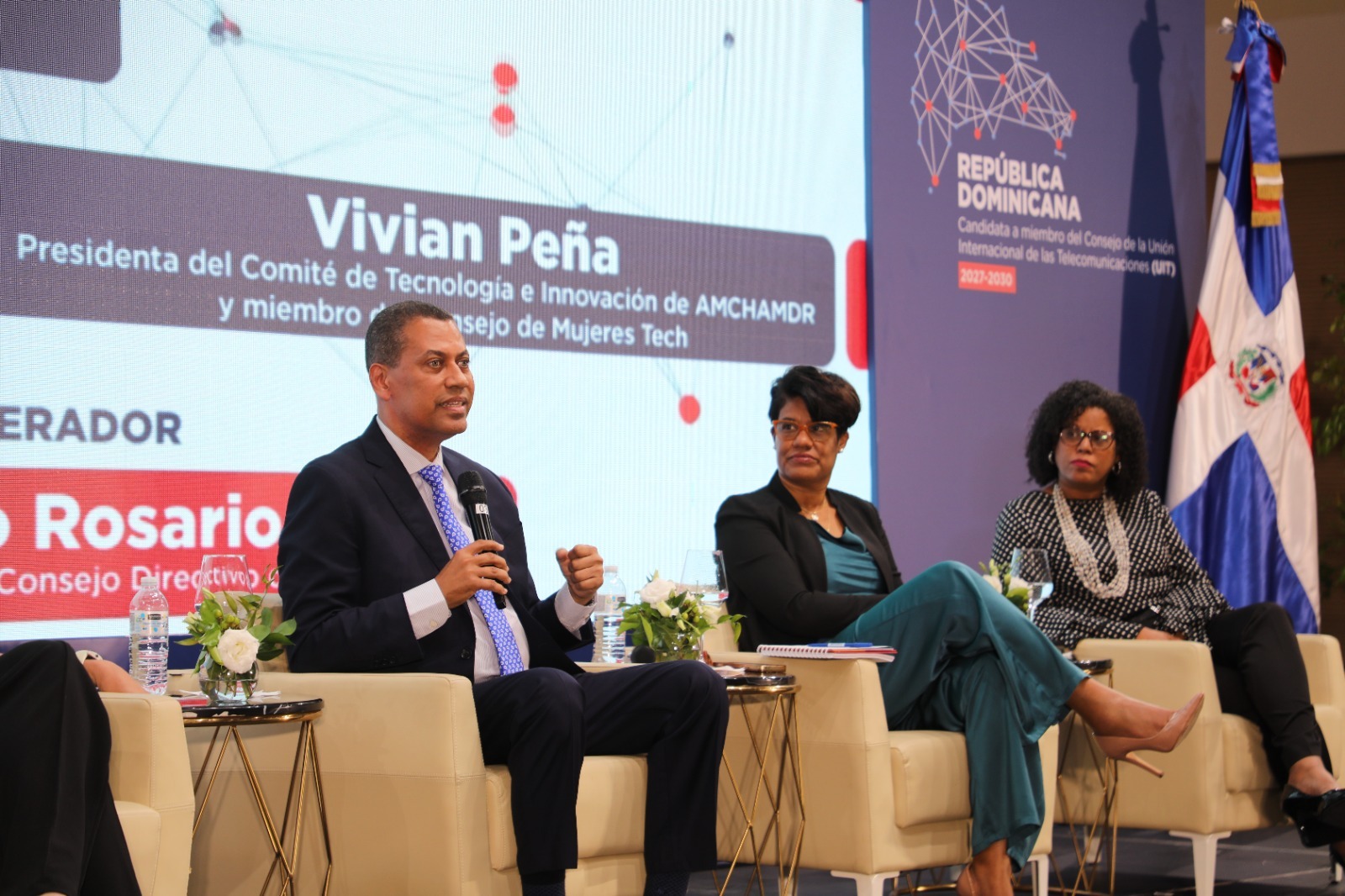Presidenta del Consejo Directivo de Egehid participa en panel sobre brecha digital