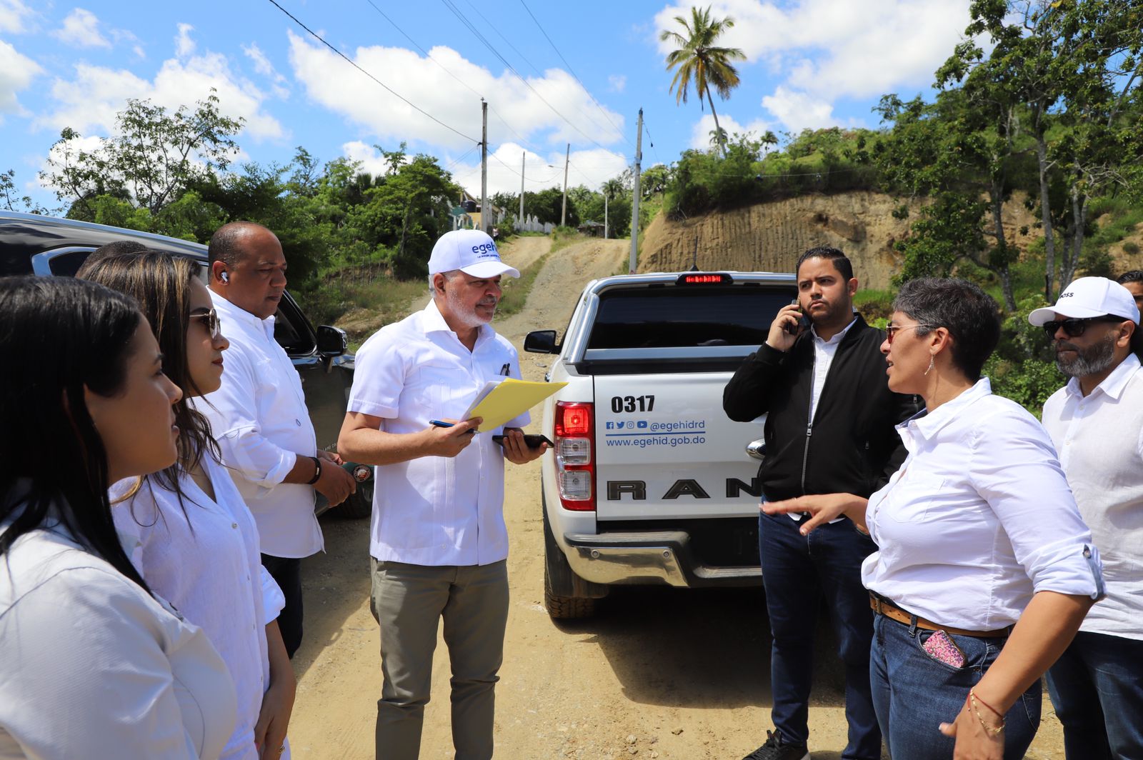 ingeniero Rafael Salazar, junto a demas miembros de la organizacion haciendo recorrido.