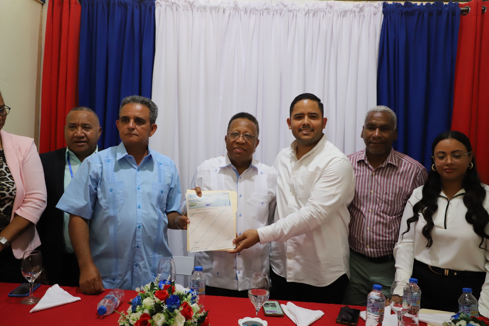 Subdirector de EGEHID, junto a miembros de la administración, en aporte social.