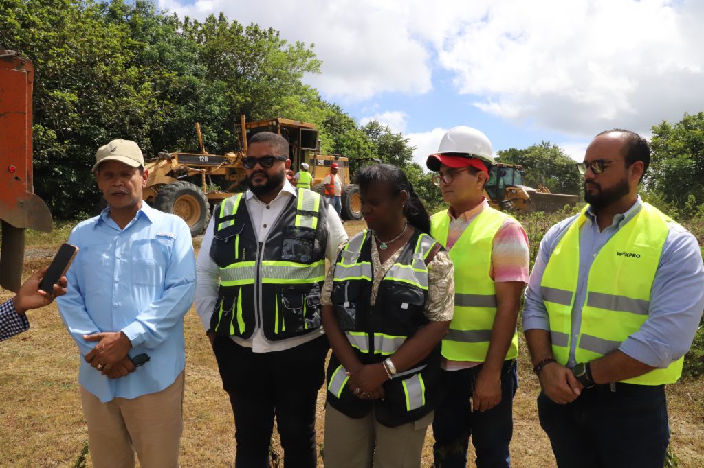 Con la rehabilitación de los caminos de acceso, la Empresa de Generación Hidroeléctrica Dominicana (EGEHID) retomó los trabajos de construcción de la presa de Guaigüí, en La Vega.
“Estamos aquí en un momento histórico, como lo es el reinicio de la construcción de la presa de Guaigüí. Estamos reiniciando los trabajos, con la rehabilitación de los caminos de acceso interno, lo cual nos permitirá entrar las maquinarias pesadas, que son las que van a realizar los trabajos en la presa”, detalló el ingeniero René Mateo, subadministrador de EGEHID.