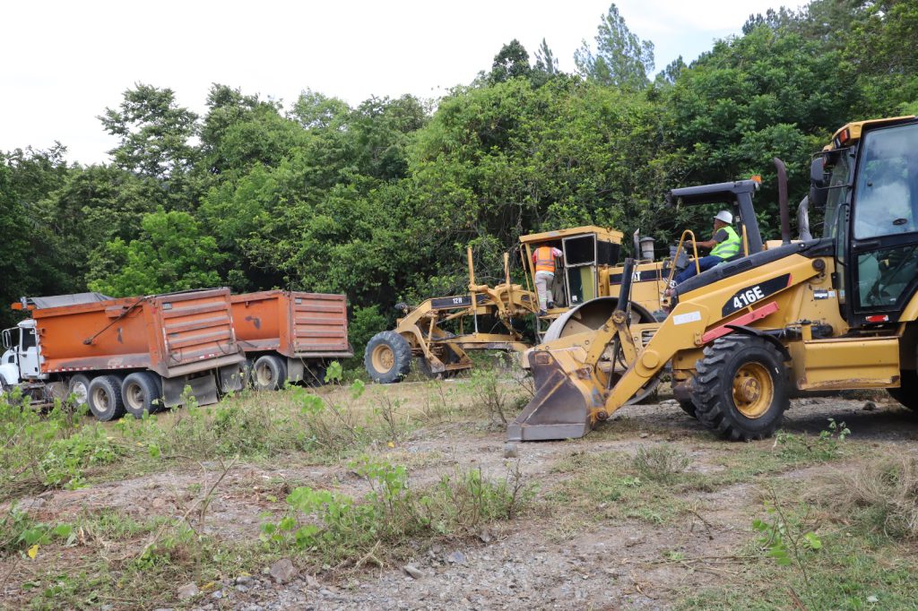 Con la rehabilitación de los caminos de acceso, la Empresa de Generación Hidroeléctrica Dominicana (EGEHID) retomó los trabajos de construcción de la presa de Guaigüí, en La Vega.
“Estamos aquí en un momento histórico, como lo es el reinicio de la construcción de la presa de Guaigüí. Estamos reiniciando los trabajos, con la rehabilitación de los caminos de acceso interno, lo cual nos permitirá entrar las maquinarias pesadas, que son las que van a realizar los trabajos en la presa”, detalló el ingeniero René Mateo, subadministrador de EGEHID.