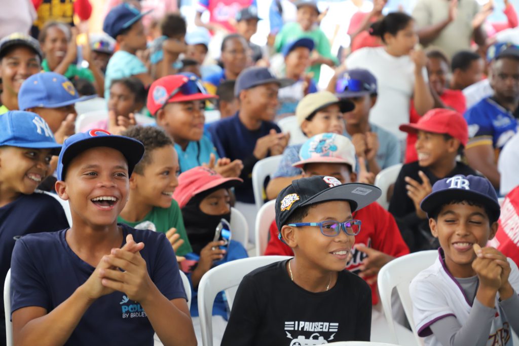 
DUVERGÉ (R.Dominicana).- Con una inversión superior a los RD$ 21,000,000.00, la Empresa de Generación Hidroeléctrica Dominicana (EGEHID) dejó inaugurado el play de softbol Pedro Bello Heredia, en el sector de San José, en el municipio de Duvergé, provincia Independencia, obra esperada por año por la juventud de ese pueblo.