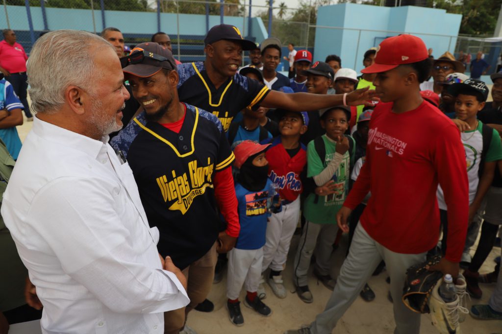 
DUVERGÉ (R.Dominicana).- Con una inversión superior a los RD$ 21,000,000.00, la Empresa de Generación Hidroeléctrica Dominicana (EGEHID) dejó inaugurado el play de softbol Pedro Bello Heredia, en el sector de San José, en el municipio de Duvergé, provincia Independencia, obra esperada por año por la juventud de ese pueblo.