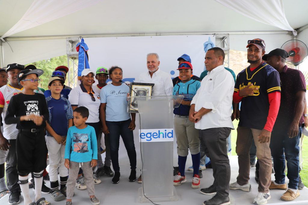 
DUVERGÉ (R.Dominicana).- Con una inversión superior a los RD$ 21,000,000.00, la Empresa de Generación Hidroeléctrica Dominicana (EGEHID) dejó inaugurado el play de softbol Pedro Bello Heredia, en el sector de San José, en el municipio de Duvergé, provincia Independencia, obra esperada por año por la juventud de ese pueblo.