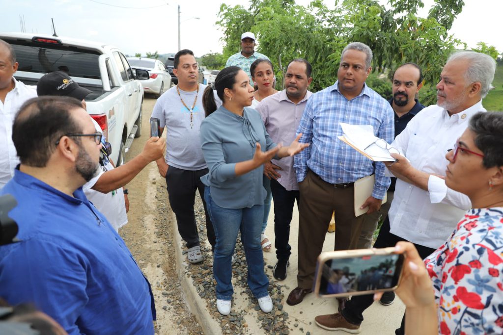 LA VEGA (R. Dominicana).- El administrador de la Empresa de Generación Hidroeléctrica Dominicana (EGEHID), ingeniero Rafael Salazar, supervisó la construcción de nueve obras en esta provincia, como aporte del Complejo Hidroeléctrico Tavera.