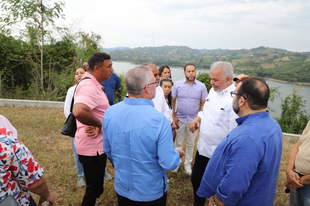 LA VEGA (R. Dominicana).- El administrador de la Empresa de Generación Hidroeléctrica Dominicana (EGEHID), ingeniero Rafael Salazar, supervisó la construcción de nueve obras en esta provincia, como aporte del Complejo Hidroeléctrico Tavera.