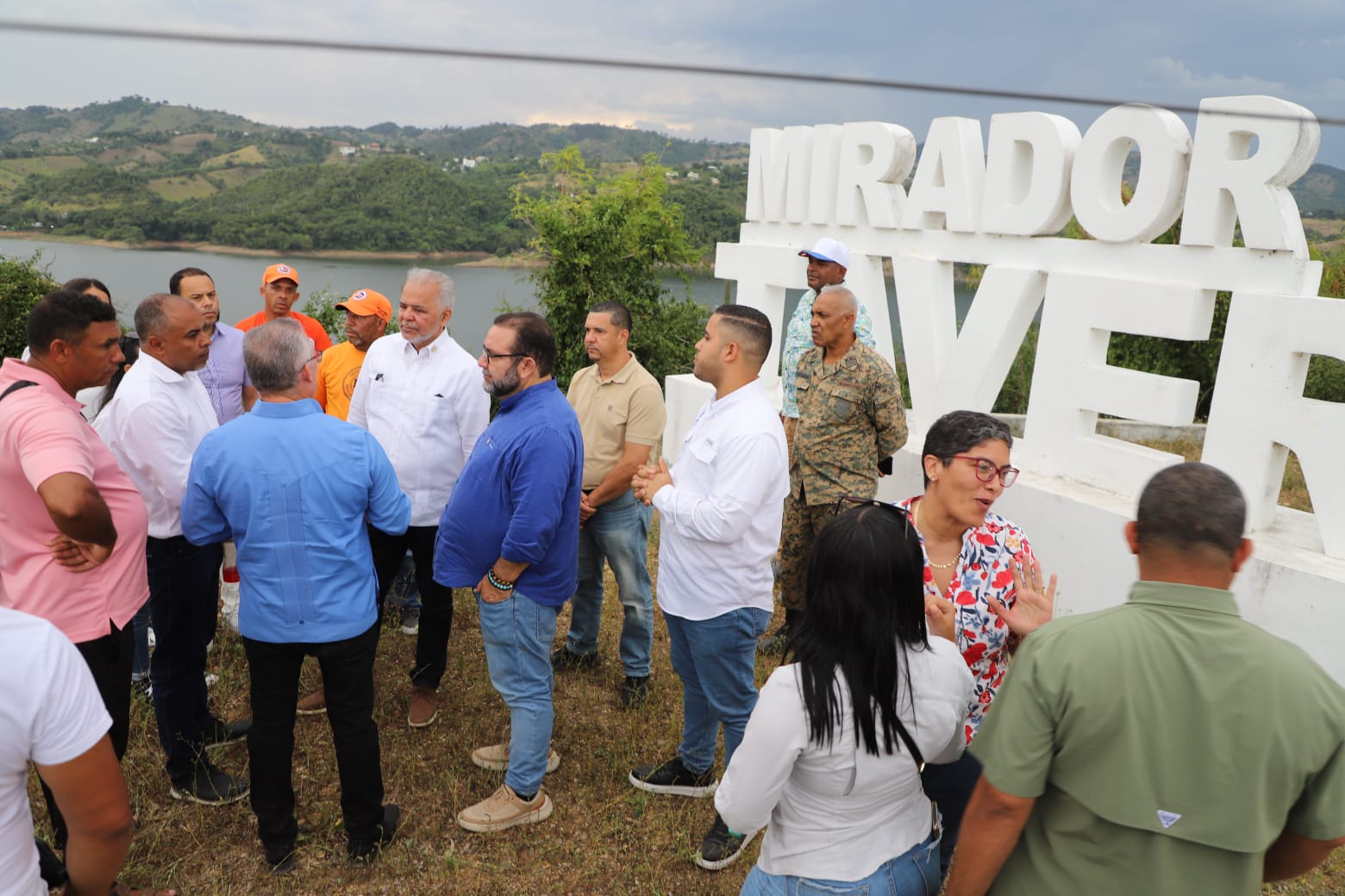 LA VEGA (R. Dominicana).- El administrador de la Empresa de Generación Hidroeléctrica Dominicana (EGEHID), ingeniero Rafael Salazar, supervisó la construcción de nueve obras en esta provincia, como aporte del Complejo Hidroeléctrico Tavera.