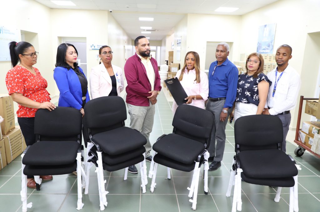 SAN CRISTÓBAL (R. Dominicana).- La Empresa de Generación Hidroeléctrica Dominicana (EGEHID), en el marco de su Programa de Responsabilidad Social, realizó la entrega formal de una donación de 50 sillas al Hospital Regional Docente Juan Pablo Pina.