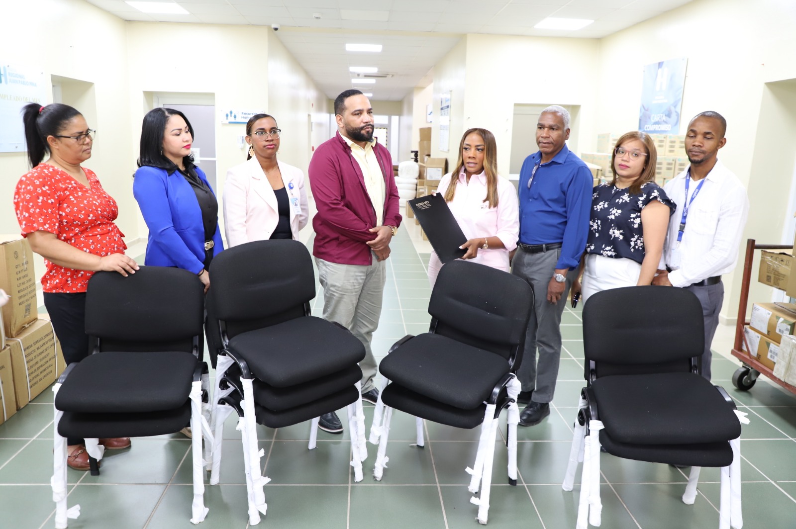 SAN CRISTÓBAL (R. Dominicana).- La Empresa de Generación Hidroeléctrica Dominicana (EGEHID), en el marco de su Programa de Responsabilidad Social, realizó la entrega formal de una donación de 50 sillas al Hospital Regional Docente Juan Pablo Pina.