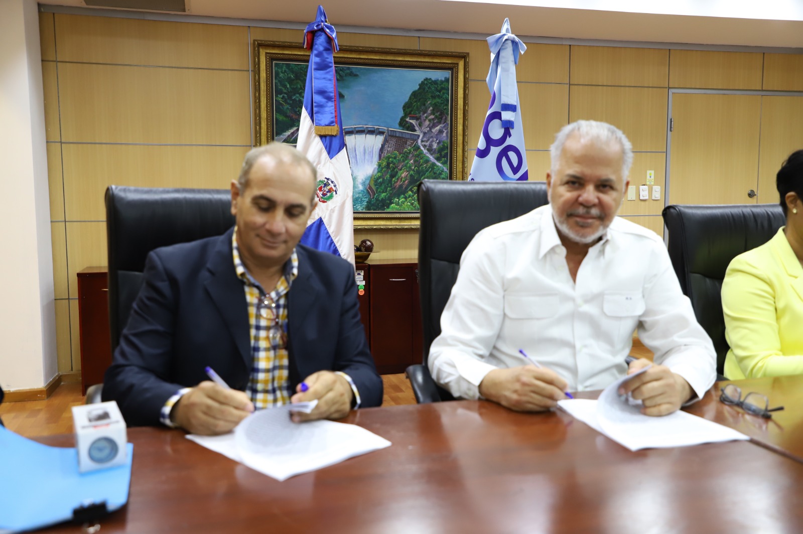 La Empresa de Generación Hidroeléctrica Dominicana (EGEHID) y el Consorcio Bayacanes firmaron una adenda al contrato para la construcción de la presa de Guaigüí, sobre el río Camú, en La Vega, y la cual se le adicionará un sistema de hidrobombeo para aumentar la producción de energía limpia.