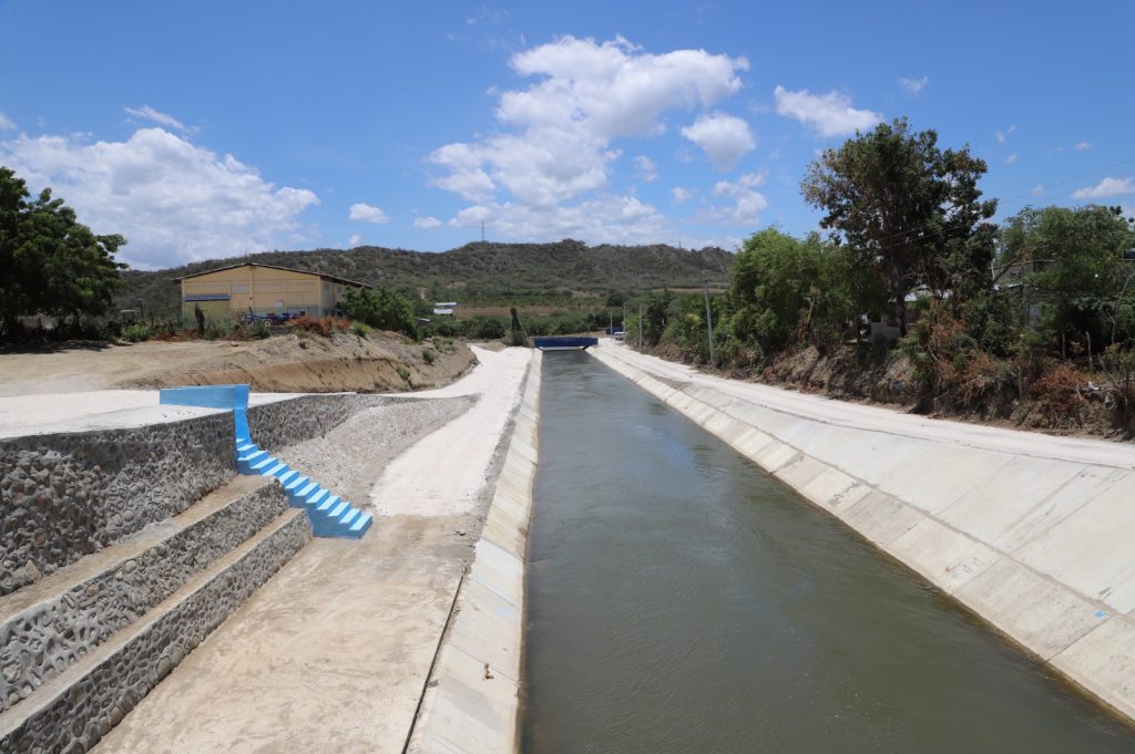 AZUA (R. Dominicana).- La Empresa de Generación Hidroeléctrica Dominicana (EGEHID) y el Instituto Nacional de Recursos Hidráulicos (INDRHI) concluyeron la primera etapa de la rehabilitación del canal de riego Ysura, una obra clave para la sostenibilidad agrícola y pecuaria del valle de Azua y el desarrollo de sus comunidades rurales.