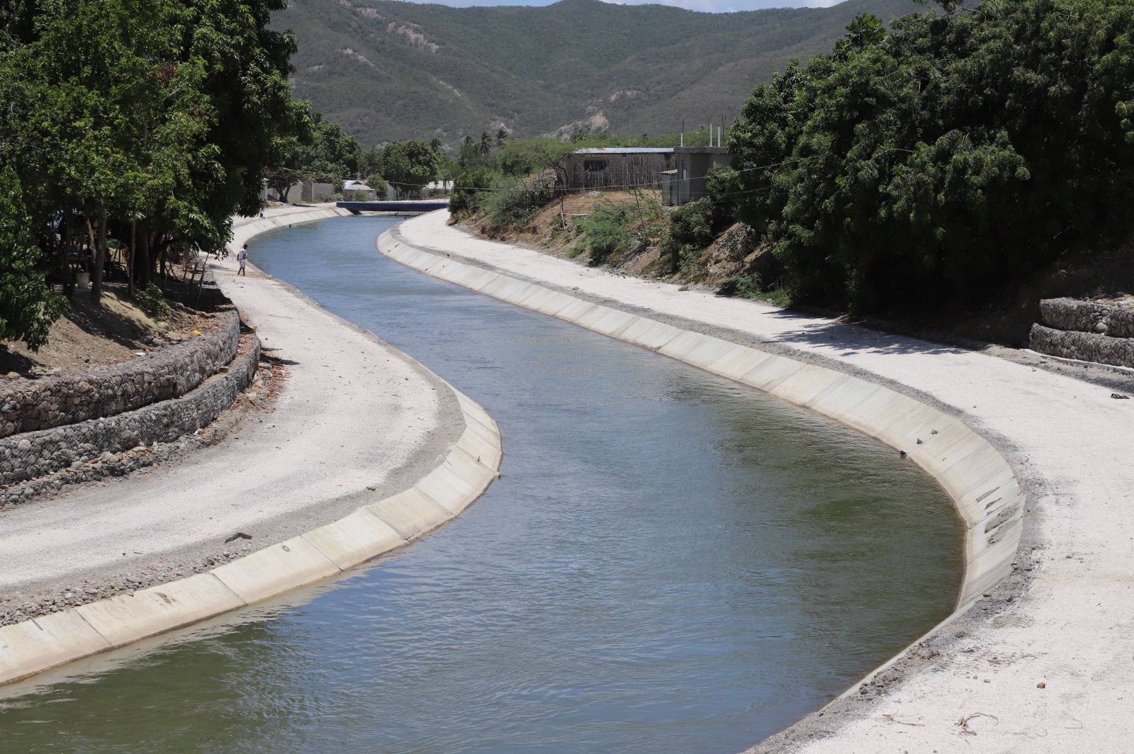 AZUA (R. Dominicana).- La Empresa de Generación Hidroeléctrica Dominicana (EGEHID) y el Instituto Nacional de Recursos Hidráulicos (INDRHI) concluyeron la primera etapa de la rehabilitación del canal de riego Ysura, una obra clave para la sostenibilidad agrícola y pecuaria del valle de Azua y el desarrollo de sus comunidades rurales.
