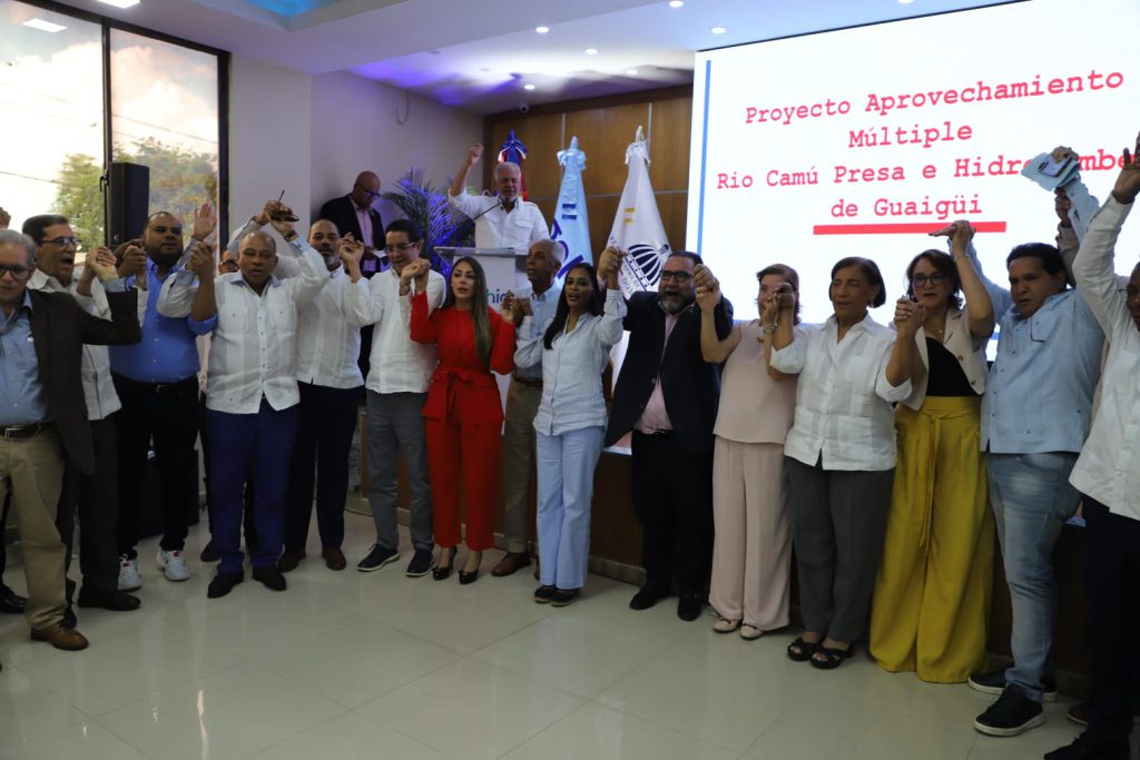 LA VEGA (R. Dominicana).- La Empresa de Generación Hidroeléctrica Dominicana (EGEHID) sostuvo un encuentro de socialización del Proyecto de Aprovechamiento Múltiple Río Camú Presa e Hidrobombeo Guaigüí con los comunitarios de esa localidad.