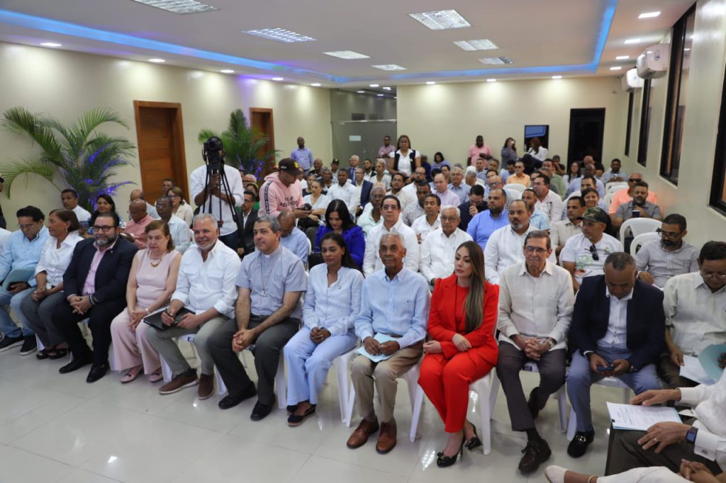 LA VEGA (R. Dominicana).- La Empresa de Generación Hidroeléctrica Dominicana (EGEHID) sostuvo un encuentro de socialización del Proyecto de Aprovechamiento Múltiple Río Camú Presa e Hidrobombeo Guaigüí con los comunitarios de esa localidad.