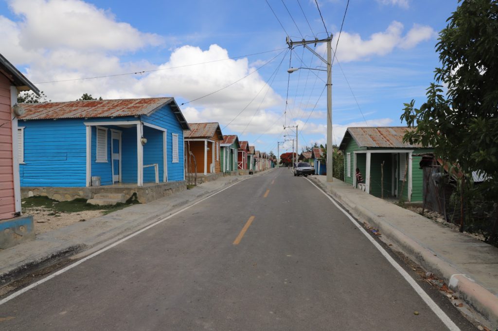 SAN JUAN (R. Dominicana).- La Empresa de Generación Hidroeléctrica Dominicana (EGEHID) concluyó en tiempo récord la rehabilitación de la carretera que enlaza el municipio de Vallejuelo con el distrito municipal de Batista, en la provincia de San Juan, una obra de alto impacto para las comunidades agrícolas y rurales de esta zona montañosa del suroeste del país.