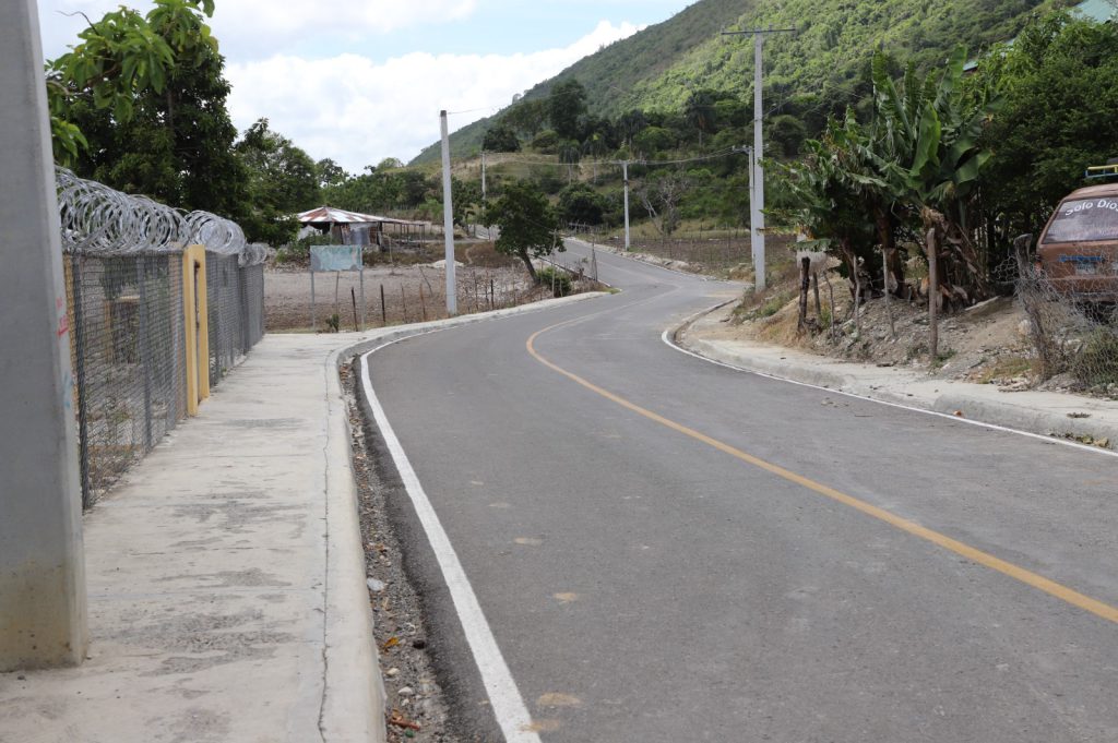 SAN JUAN (R. Dominicana).- La Empresa de Generación Hidroeléctrica Dominicana (EGEHID) concluyó en tiempo récord la rehabilitación de la carretera que enlaza el municipio de Vallejuelo con el distrito municipal de Batista, en la provincia de San Juan, una obra de alto impacto para las comunidades agrícolas y rurales de esta zona montañosa del suroeste del país.