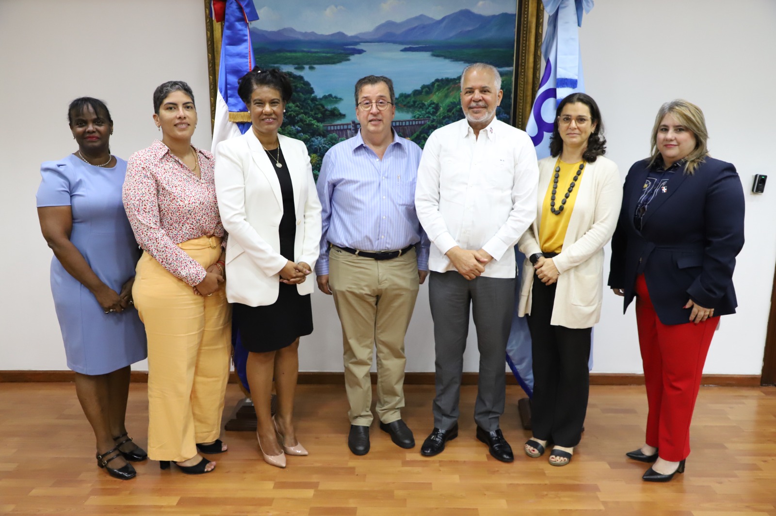 El reelecto presidente del CDES, Ricardo Fondeur, y la directora ejecutiva, Amalia Moscoso Arabía, fueron recibidos por el administrador general de EGEHID, ingeniero Rafael Salazar, y la presidenta del Consejo de Administración, doctora Rosa Ysabel Ruiz.