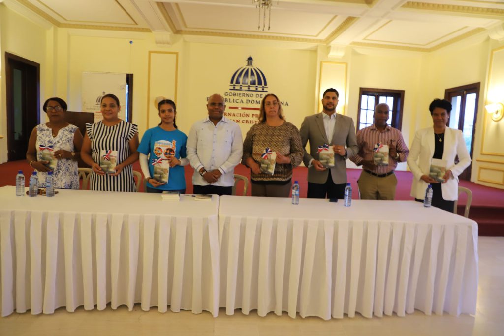 La presidenta del Consejo Directivo de la Empresa de Generación Hidroeléctrica Dominicana (EGEHID), doctora Rosa Ysabel Ruiz, tuvo a su cargo la presentación del libro “Vivencias de un cirujano cardíaco”, de la autoría del doctor José Joaquín Norberto.