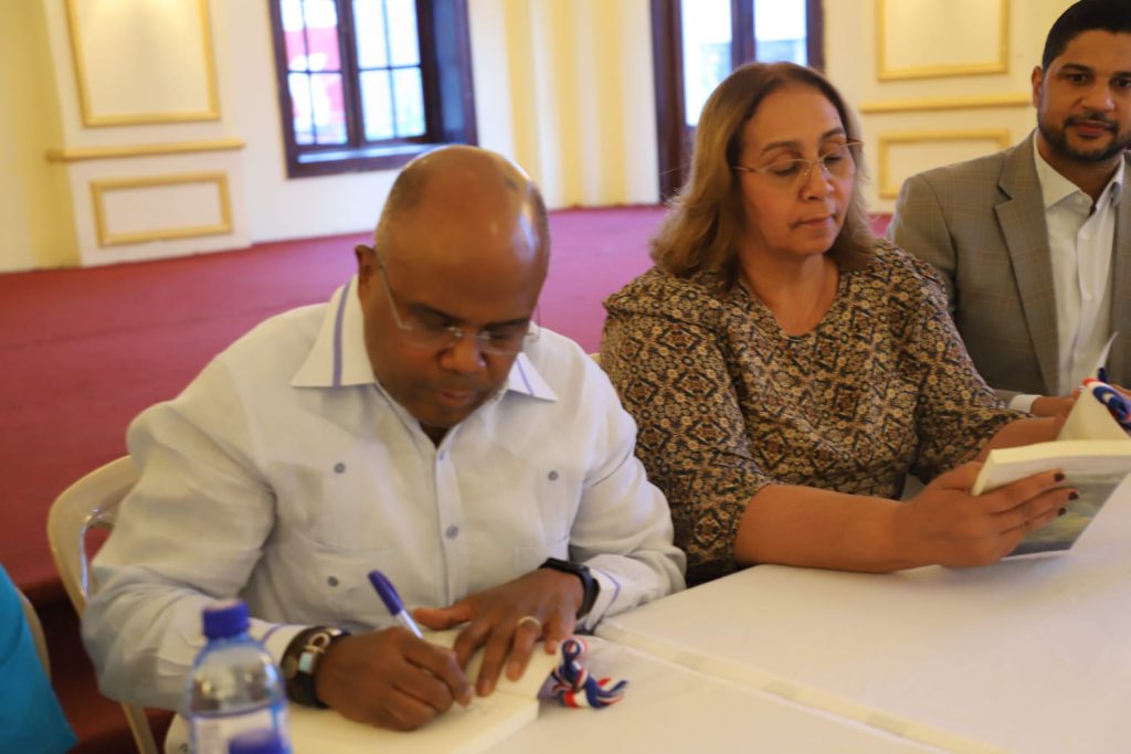 La presidenta del Consejo Directivo de la Empresa de Generación Hidroeléctrica Dominicana (EGEHID), doctora Rosa Ysabel Ruiz, tuvo a su cargo la presentación del libro “Vivencias de un cirujano cardíaco”, de la autoría del doctor José Joaquín Norberto.
