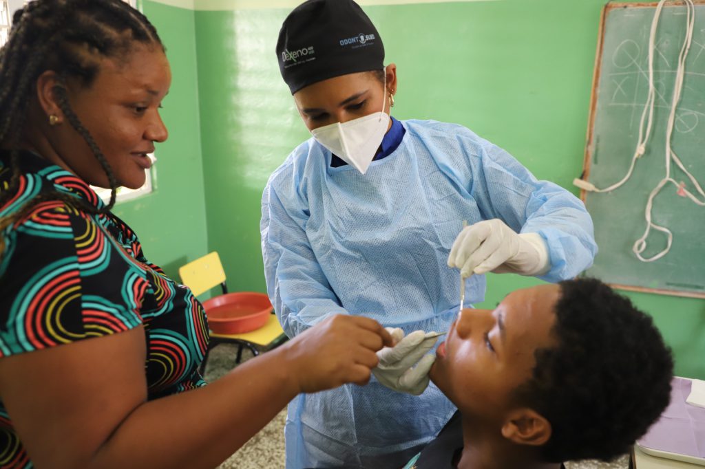 YAGUATE (R. Dominicana).- La Unidad Médica de la Empresa de Generación Hidroeléctrica Dominicana (EGEHID) realizó una jornada de salud en la comunidad de Las Mercedes, municipio de Yaguate, beneficiando además, a los sectores La Javilla, Higüerito, Arroyo Mamey, Semana Santa, Los Guzmán y Los García. El operativo médico fue orientado a niños, adolescentes y adultos residentes en esta comunidad y otras cercanas, como un aporte del Complejo Hidroeléctrico de Valdesia. Fue dirigido por el doctor Frank Rodríguez, director de la Unidad Médica de EGEHID. Se ofrecieron atenciones en odontología, medicina interna y psicología. Además de las consultas médicas, las personas recibieron medicamentos que requerían cada situación La unidad de odontología realizó varias intervenciones e hizo recomendaciones a los pacientes sobre salud bucal.