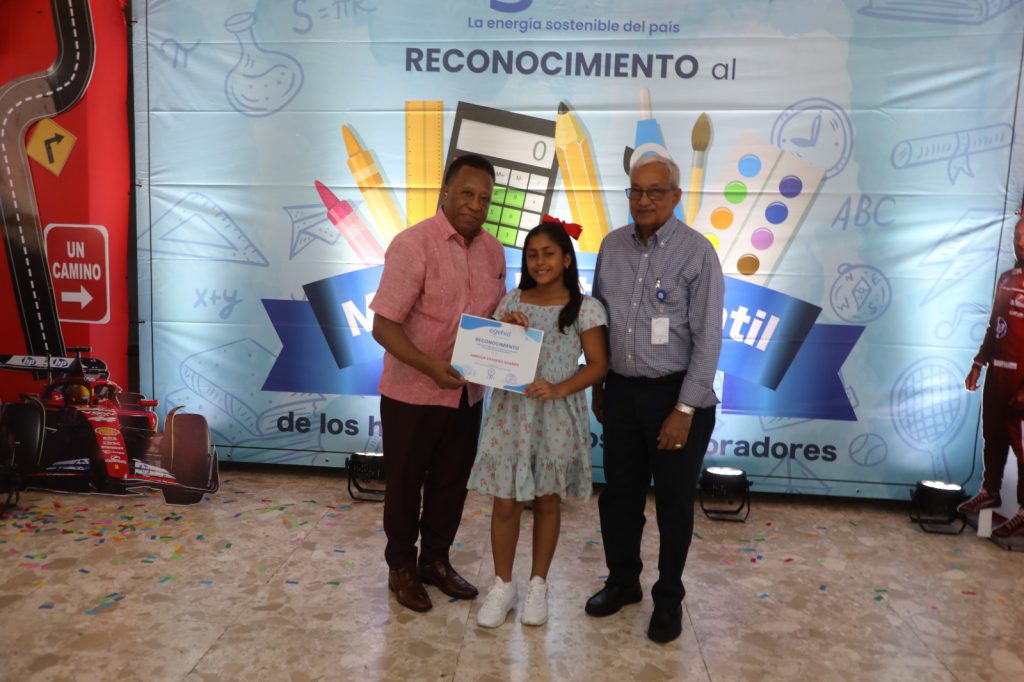 SANTO DOMINGO (R. Dominicana).- En una emotiva ceremonia, la Empresa de Generación Hidroeléctrica Dominicana (EGEHID) reconoció a 241 estudiantes meritorios, hijos de sus colaboradores, por su destacado rendimiento académico durante el año escolar 2024-2025.
