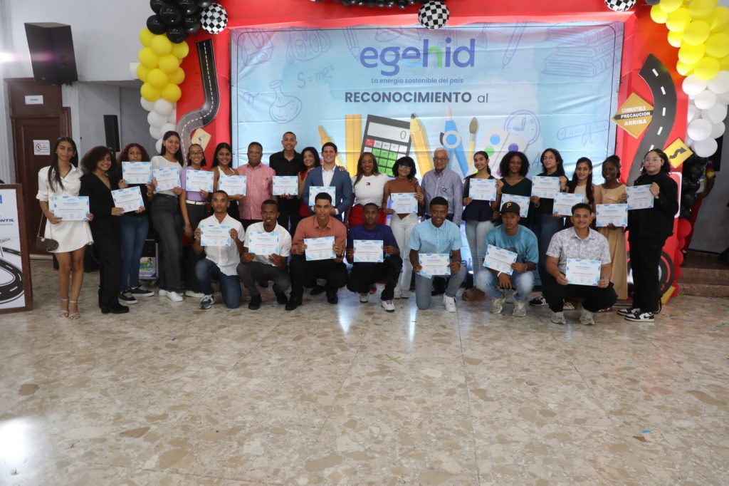 SANTO DOMINGO (R. Dominicana).- En una emotiva ceremonia, la Empresa de Generación Hidroeléctrica Dominicana (EGEHID) reconoció a 241 estudiantes meritorios, hijos de sus colaboradores, por su destacado rendimiento académico durante el año escolar 2024-2025.