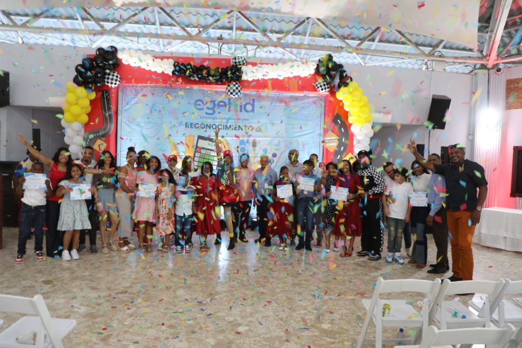 SANTO DOMINGO (R. Dominicana).- En una emotiva ceremonia, la Empresa de Generación Hidroeléctrica Dominicana (EGEHID) reconoció a 241 estudiantes meritorios, hijos de sus colaboradores, por su destacado rendimiento académico durante el año escolar 2024-2025.