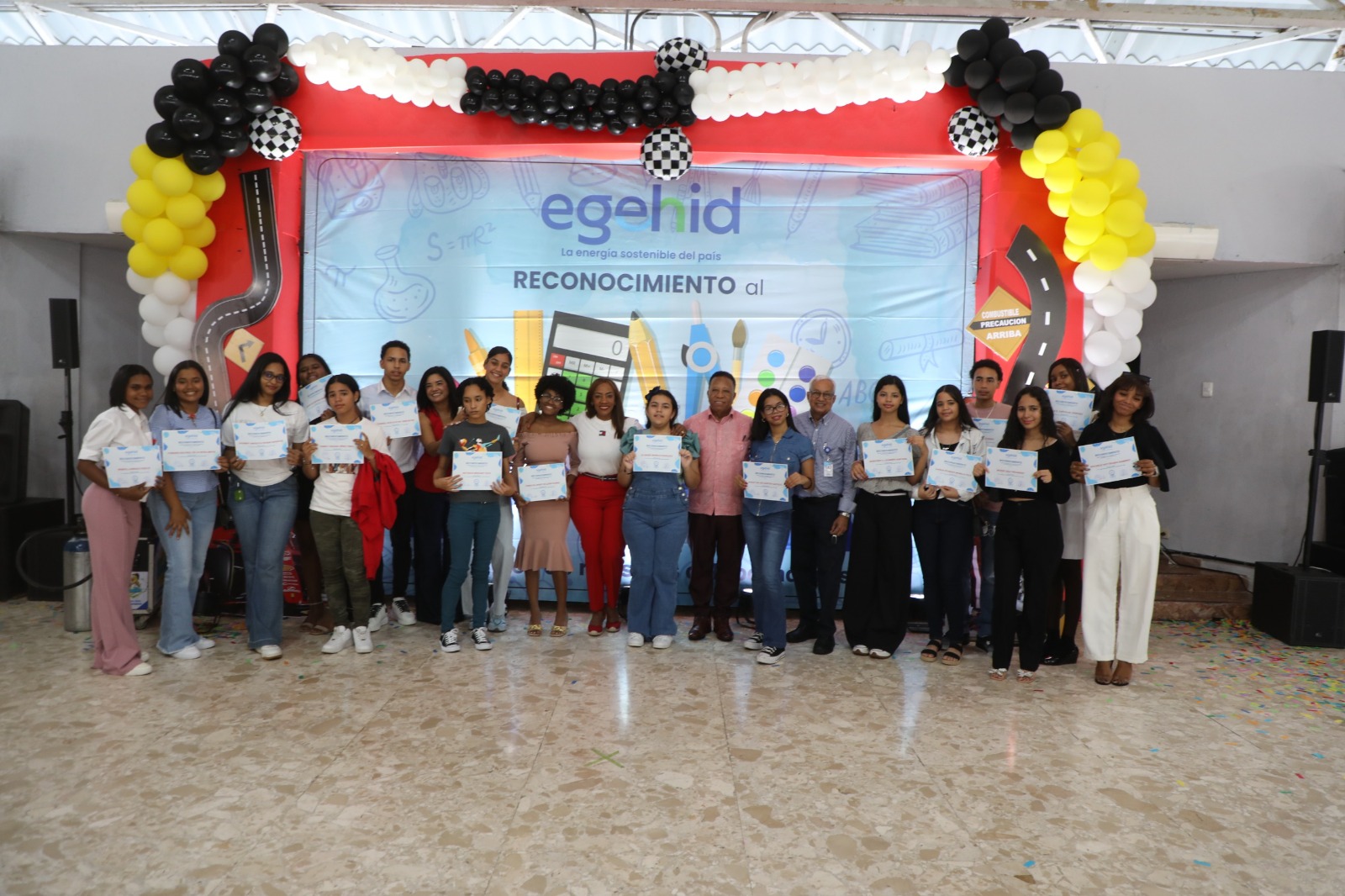 SANTO DOMINGO (R. Dominicana).- En una emotiva ceremonia, la Empresa de Generación Hidroeléctrica Dominicana (EGEHID) reconoció a 241 estudiantes meritorios, hijos de sus colaboradores, por su destacado rendimiento académico durante el año escolar 2024-2025.