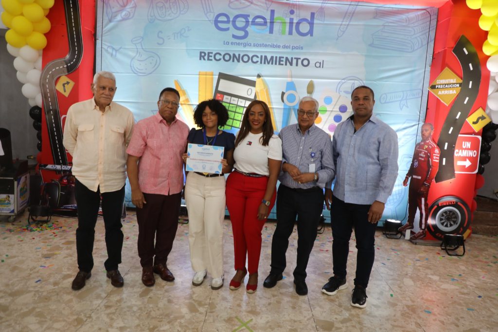 SANTO DOMINGO (R. Dominicana).- En una emotiva ceremonia, la Empresa de Generación Hidroeléctrica Dominicana (EGEHID) reconoció a 241 estudiantes meritorios, hijos de sus colaboradores, por su destacado rendimiento académico durante el año escolar 2024-2025.