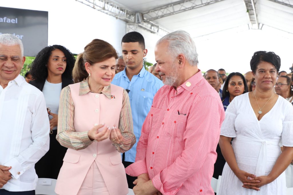 SÁNCHEZ RAMÍREZ (R. Dominicana).- Con la presencia de la vicepresidenta de la República, Raquel Peña, la Empresa de Generación Hidroeléctrica Dominicana (EGEHID) entregó asfaltadas las calles de varios sectores del municipio de Villa la Mata y el distrito municipal de Hernando Alonzo, provincia de Sánchez Ramírez, que conllevaron una inversión de RD$ 551,626,494.13.