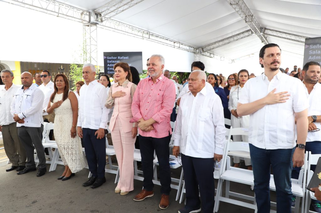 SÁNCHEZ RAMÍREZ (R. Dominicana).- Con la presencia de la vicepresidenta de la República, Raquel Peña, la Empresa de Generación Hidroeléctrica Dominicana (EGEHID) entregó asfaltadas las calles de varios sectores del municipio de Villa la Mata y el distrito municipal de Hernando Alonzo, provincia de Sánchez Ramírez, que conllevaron una inversión de RD$ 551,626,494.13.