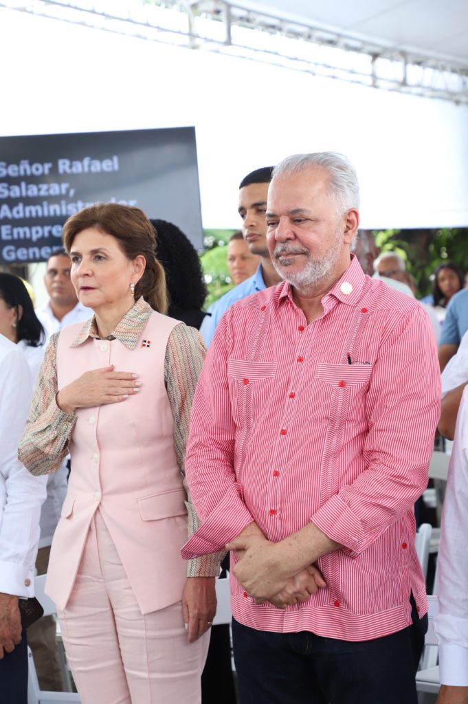 SÁNCHEZ RAMÍREZ (R. Dominicana).- Con la presencia de la vicepresidenta de la República, Raquel Peña, la Empresa de Generación Hidroeléctrica Dominicana (EGEHID) entregó asfaltadas las calles de varios sectores del municipio de Villa la Mata y el distrito municipal de Hernando Alonzo, provincia de Sánchez Ramírez, que conllevaron una inversión de RD$ 551,626,494.13.