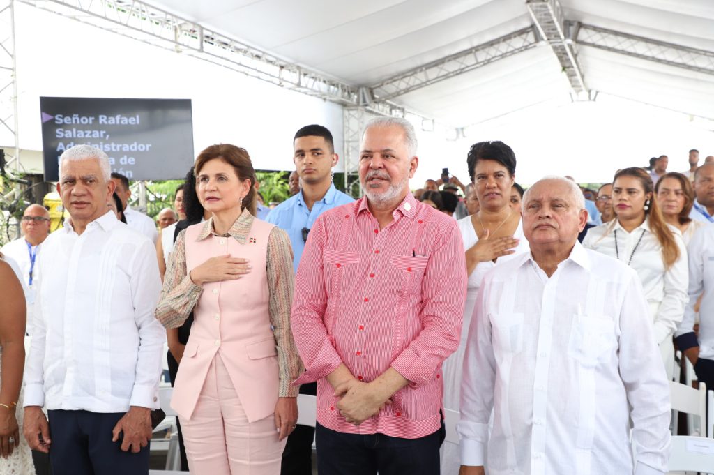 SÁNCHEZ RAMÍREZ (R. Dominicana).- Con la presencia de la vicepresidenta de la República, Raquel Peña, la Empresa de Generación Hidroeléctrica Dominicana (EGEHID) entregó asfaltadas las calles de varios sectores del municipio de Villa la Mata y el distrito municipal de Hernando Alonzo, provincia de Sánchez Ramírez, que conllevaron una inversión de RD$ 551,626,494.13.