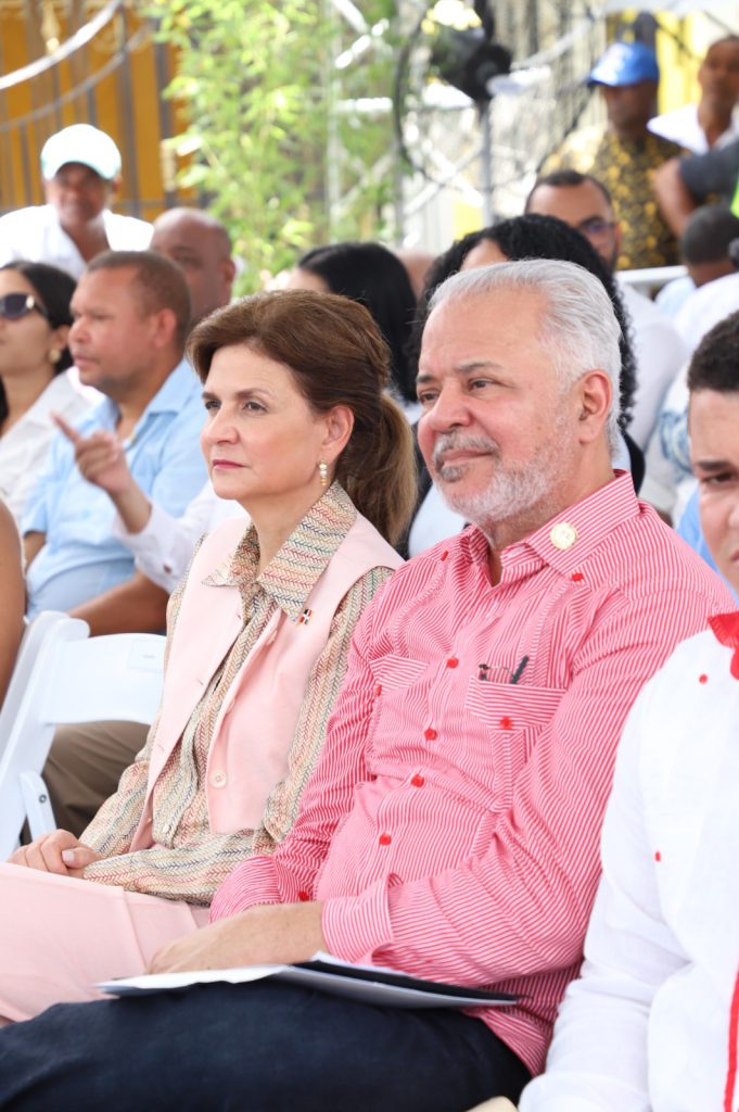 SÁNCHEZ RAMÍREZ (R. Dominicana).- Con la presencia de la vicepresidenta de la República, Raquel Peña, la Empresa de Generación Hidroeléctrica Dominicana (EGEHID) entregó asfaltadas las calles de varios sectores del municipio de Villa la Mata y el distrito municipal de Hernando Alonzo, provincia de Sánchez Ramírez, que conllevaron una inversión de RD$ 551,626,494.13.